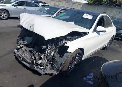 2015 Mercedes-Benz C-Class C 300 z USA, uszkodzony, nr VIN 55SWF4JB9FU094811